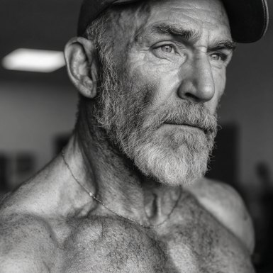 Активні літні люди займаються фітнесом